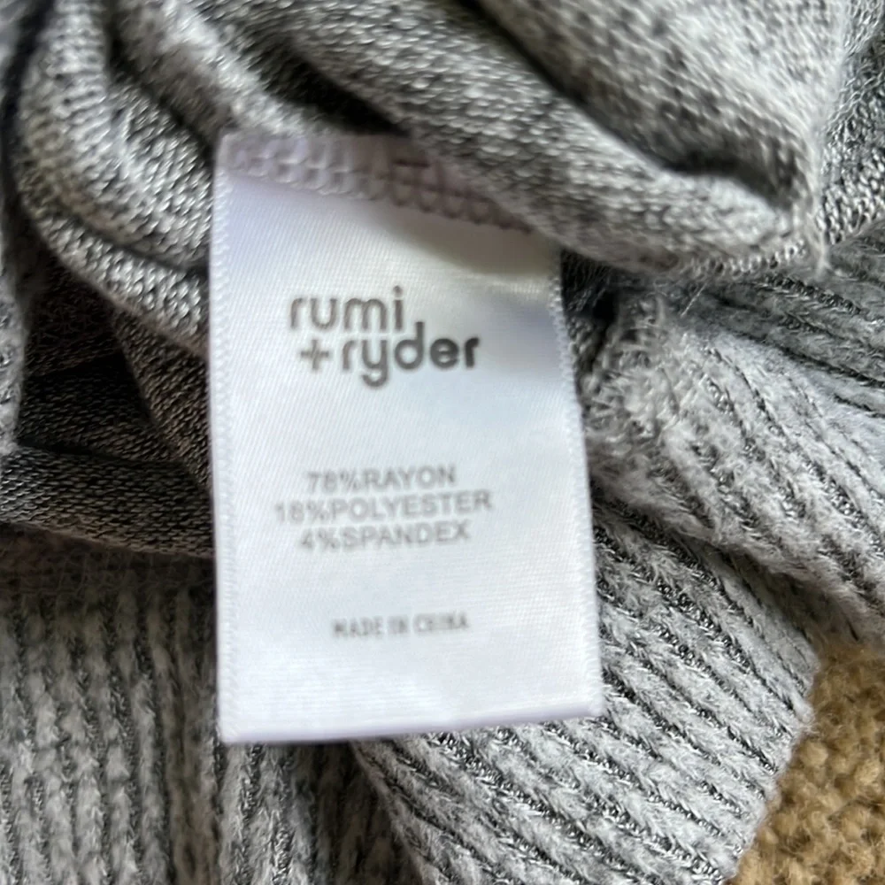RUMI & RYDER | Lightweight Gray Hooded Sweater - Picture 5 of 5